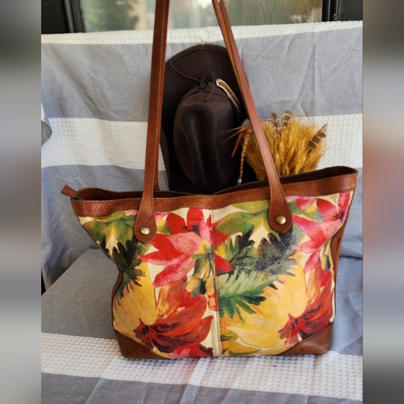 Splatter a garden of beauty upon your favorite Patricia Nash™ Straw Viotti Tote. - Picture 8 of 11